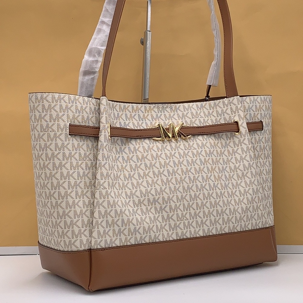 MICHAEL KORS
Reed Large Belted Logo Tote Bag Vanilla signature color